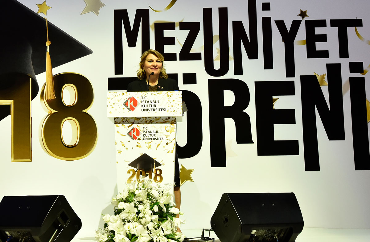 İKÜ Mütevelli Heyet Başkanı Dr. Bahar Akıngüç Günver, 2018 Mezuniyet Töreni'nde konuşurken